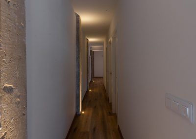 pasillo reformado luces hormigón visto